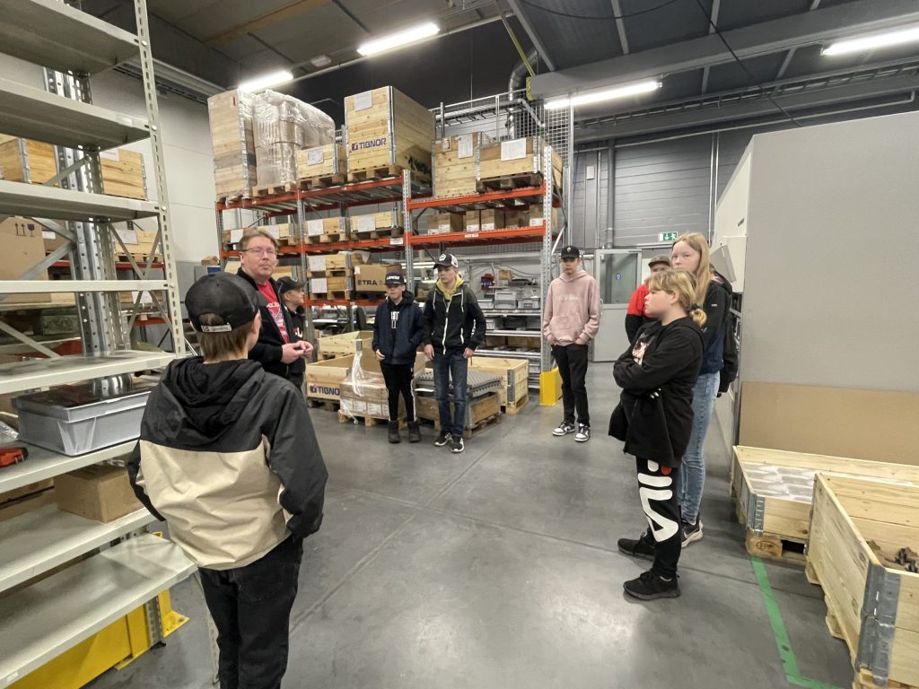 Yläkoululaiset tehdasvierailulla Pro Estore Oy:ssä